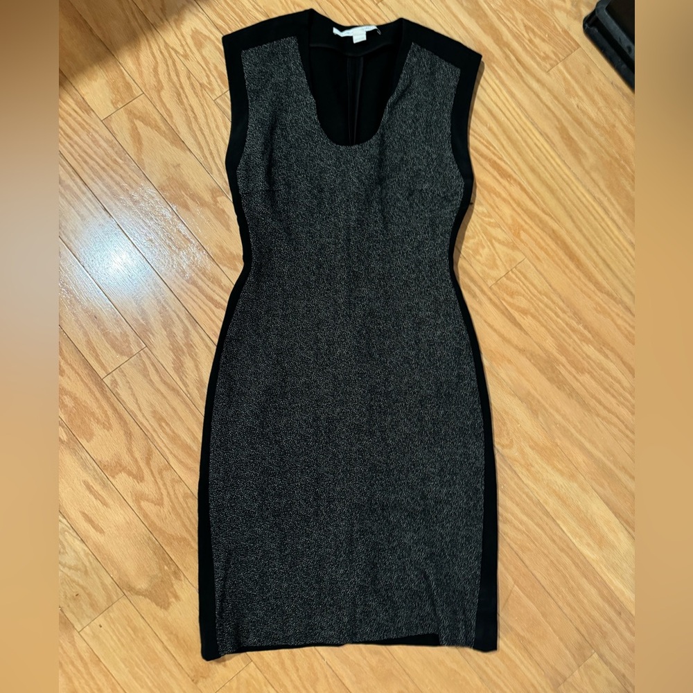 EUC Diane Von Furstenberg dress, size 4. Gorgeous stretchy sheath dress.